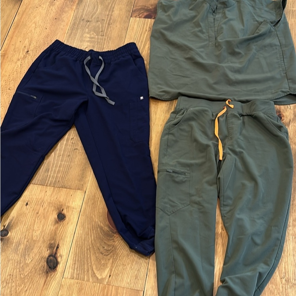 FIGs scrubs size L all 3